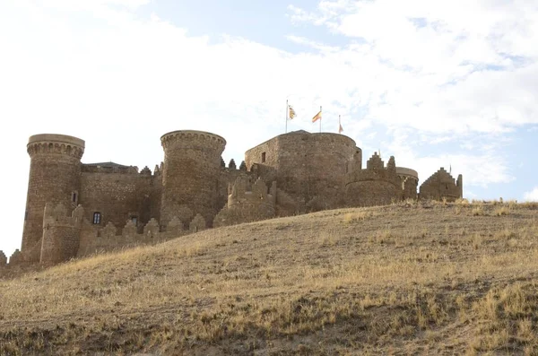 Castelo no campo árido — Fotografia de Stock