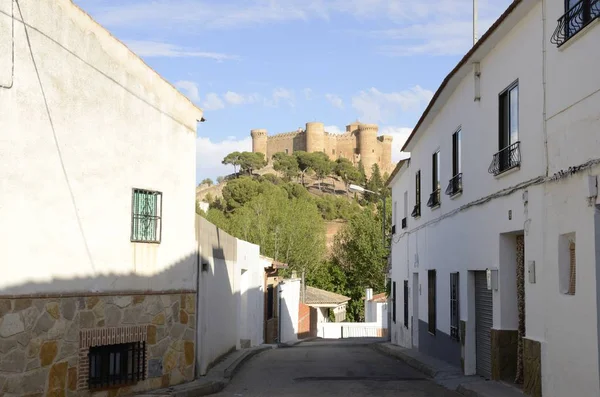 El castillo visto desde el pueblo — Foto de Stock