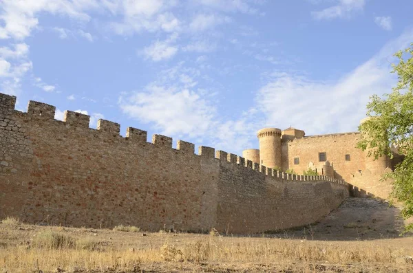 Caminho ao lado da fortaleza que conduz ao castelo — Fotografia de Stock