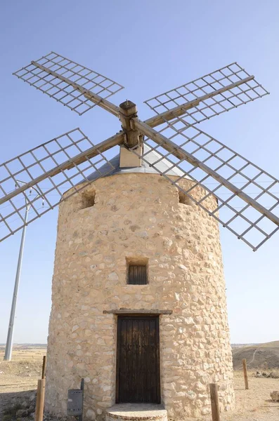 Kamenný větrný mlýn v krajině Belmonte — Stock fotografie