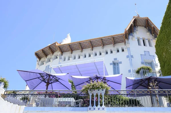 阳台上的紫色伞 — 图库照片