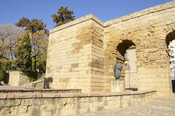 Pamětní pomník v Seville brány — Stock fotografie