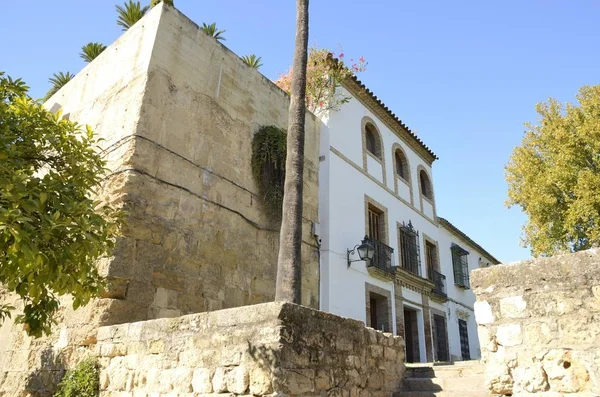 Casas ao lado da parede — Fotografia de Stock