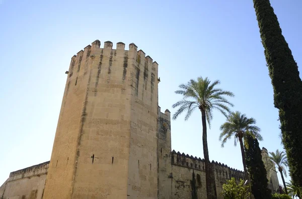 Turm und Außenwand des Alcazars — Stockfoto