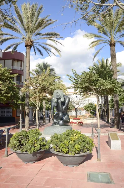 Escultura de bronce de mujer en Estepona —  Fotos de Stock