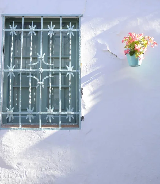 Grille turquoise sur fenêtre — Photo