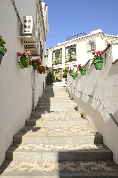 Escaleras a lo largo del callejón — Foto de Stock