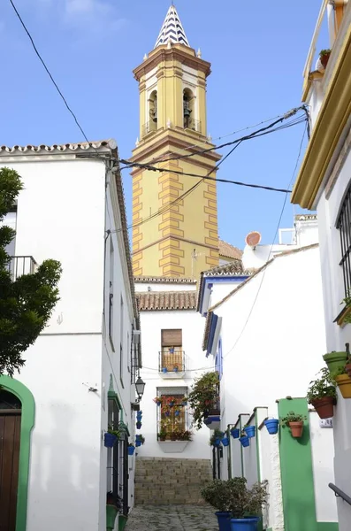 Gula klocktorn i vit andalusisk stad — Stockfoto