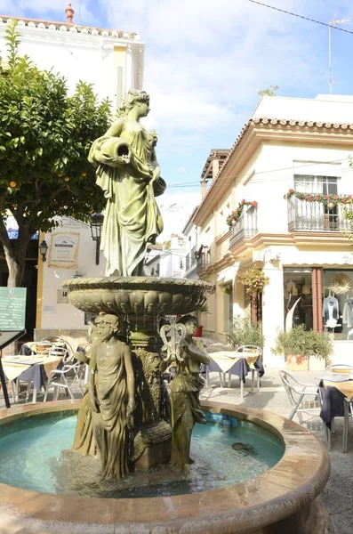 Rzeźbiarskiej fontanny w mieście Estepona — Zdjęcie stockowe