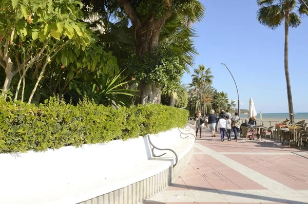 Cirkulär bänk i strandpromenaden i Estepona — Stockfoto
