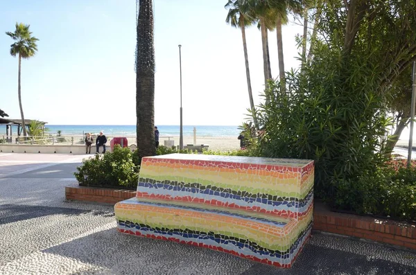 Banco colorido no calçadão da Estepona — Fotografia de Stock