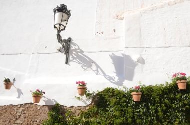 Lamba ve tencere beyaz ve tuğla duvar