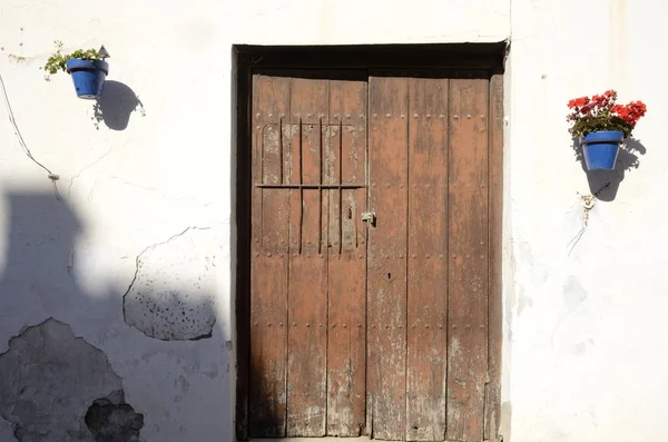 Vieja puerta de madera en casa —  Fotos de Stock