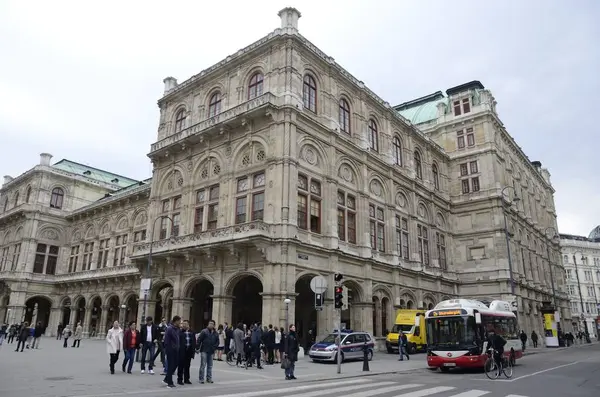 Vista del edificio de la Ópera Estatal —  Fotos de Stock