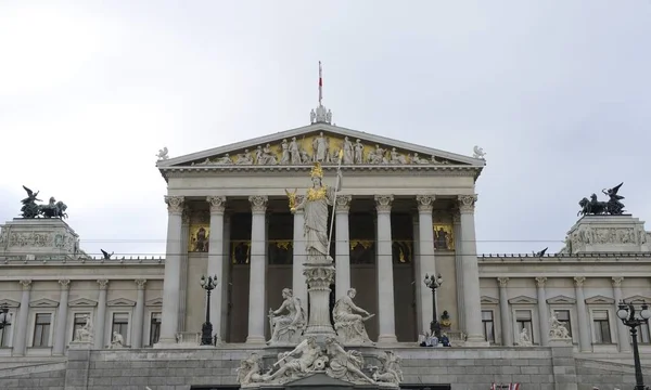 Kamenné sochy u rakouského parlamentu — Stock fotografie
