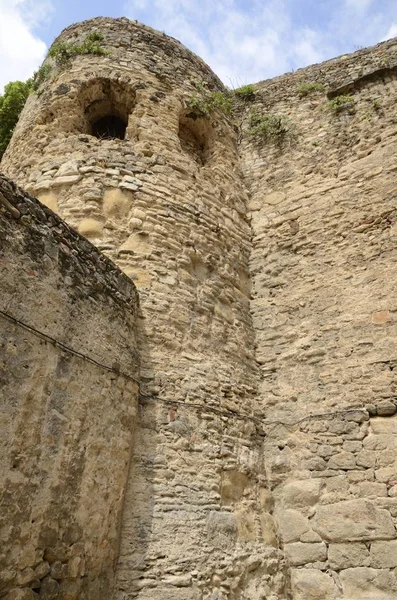 Mittelalterlicher Turm an Mauern — Stockfoto