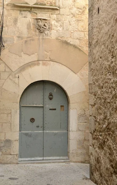 Oude poort in geplaveide steeg — Stockfoto