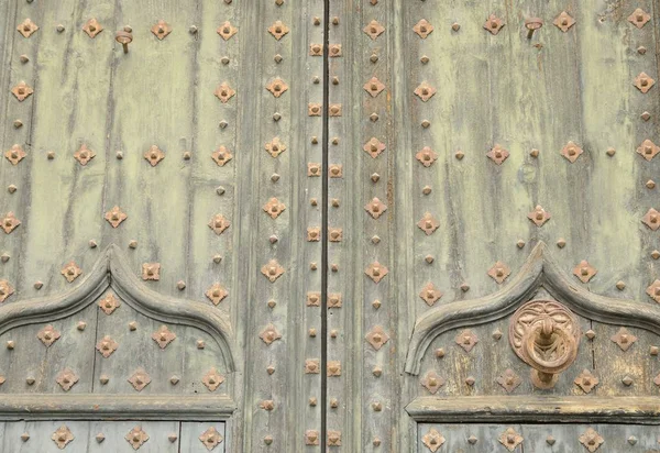 Metallic details on wooden green gate — Stock Photo, Image