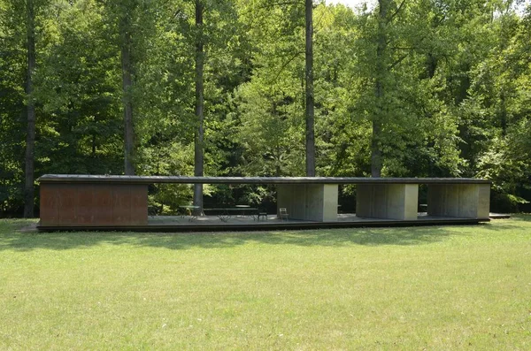 Paviljoen in groen park — Stockfoto