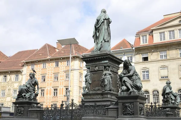 Памятник на главной площади — стоковое фото
