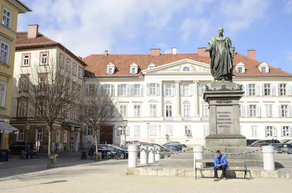 Man reading in a bench in Graz — Stock Photo, Image