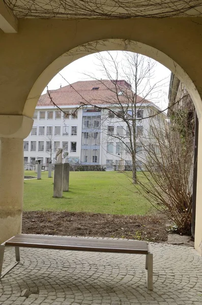Panca e arco a Graz Burg — Foto Stock