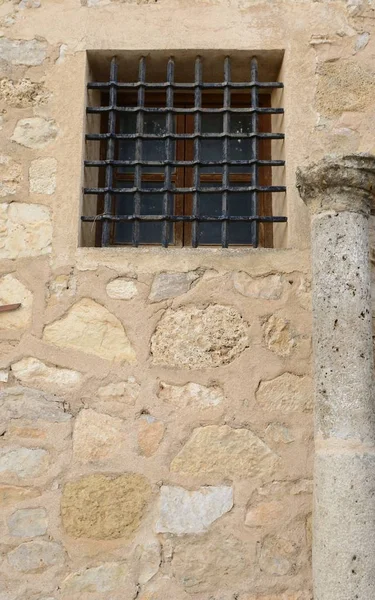 Window and column on stone building — Stok fotoğraf