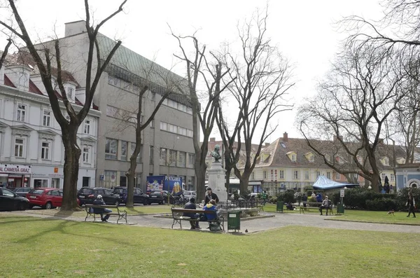 Plaza de la zona de césped en Graz — Foto de Stock