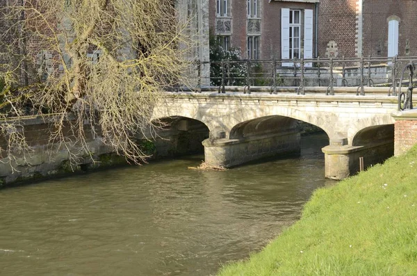 Πέτρινη γέφυρα πάνω από το κανάλι στο Leuven — Φωτογραφία Αρχείου