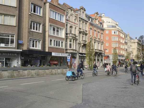 Ciclistas na rua de Leuven — Fotografia de Stock