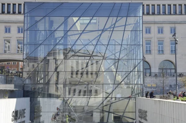 Reflexiona sobre el edificio de cristal — Foto de Stock