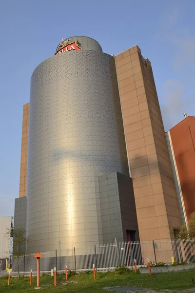 Turm stella artois fabrik — Stockfoto