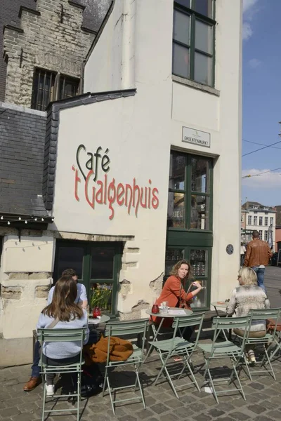 Stoly v exteriérové jídelně v Gentu — Stock fotografie