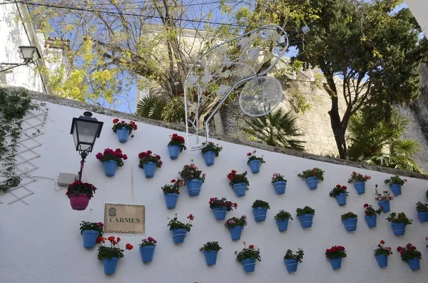 Blauwe potten op de muur in Marbella — Stockfoto