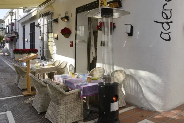 Außenrestaurant in der Altstadt von Marbella — Stockfoto