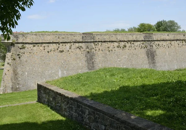 Muri storici su erba — Foto Stock