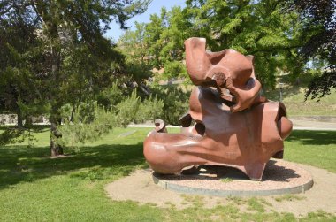 Bahçelerde modern heykel