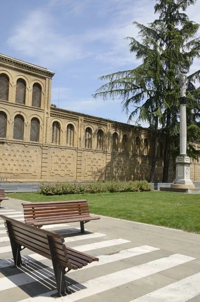 Panchine in piazza a Pamplona — Foto Stock