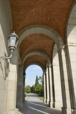 Üniversite binasının kemer yolu