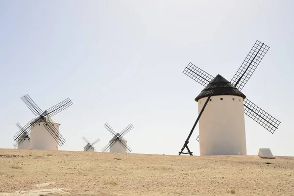 Mulini a vento bianchi a La Mancha — Foto Stock