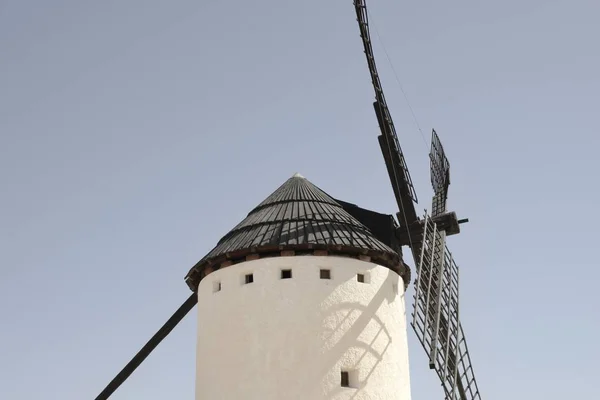 Moinho de vento histórico na rota Quixote — Fotografia de Stock