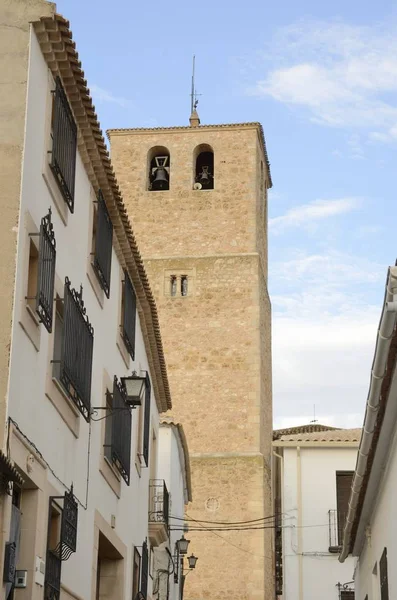 Kloktoren in het dorp Belmonte — Stockfoto