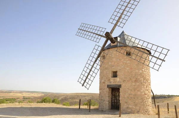 Molino de viento en pueblo español — Foto de Stock