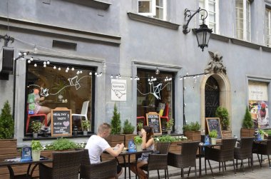 Varşova 'daki barın dışında.