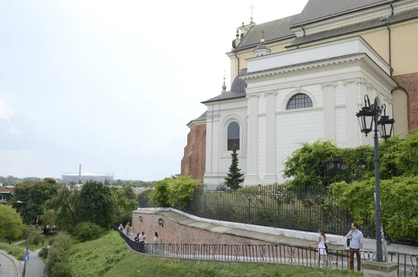 Wandelpad aan de buitenkant van Warschau kasteel — Stockfoto