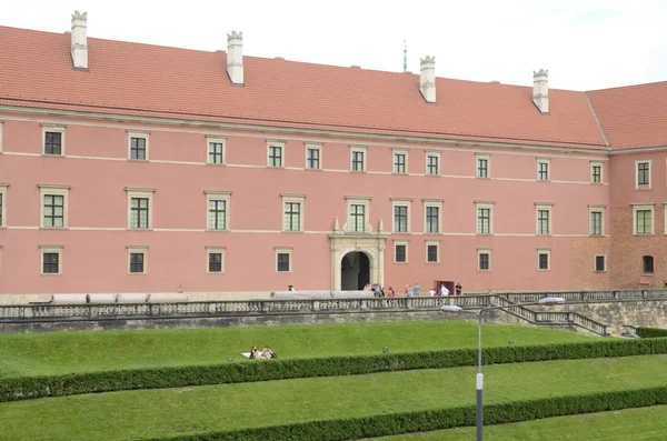 Grass area at exterior Warsaw castle — Stock Photo, Image