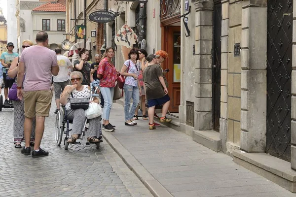Улица в старом городе Варшавы — стоковое фото