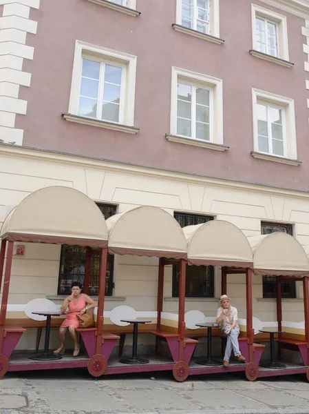Utanför baren i gamla stan i Warszawa — Stockfoto