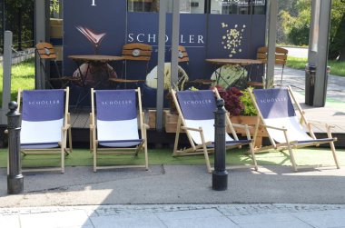 Varşova 'da koltuklar dış dondurma salonu.