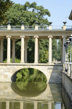 Varşova Parkında Sütun Yansımaları